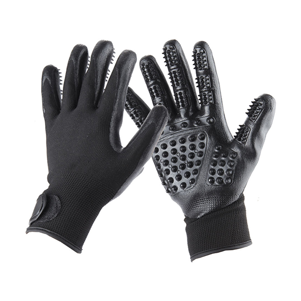 Pet grooming gloves